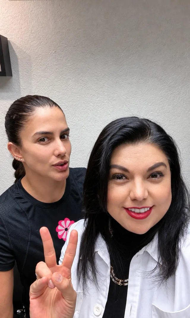 Tania Lizardo con la Dra. Leslie